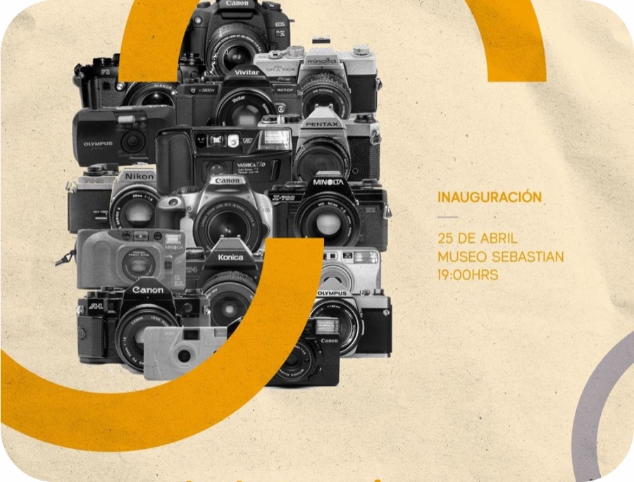 Cartel de la exposición Luz del Desierto con cámaras fotográficas
